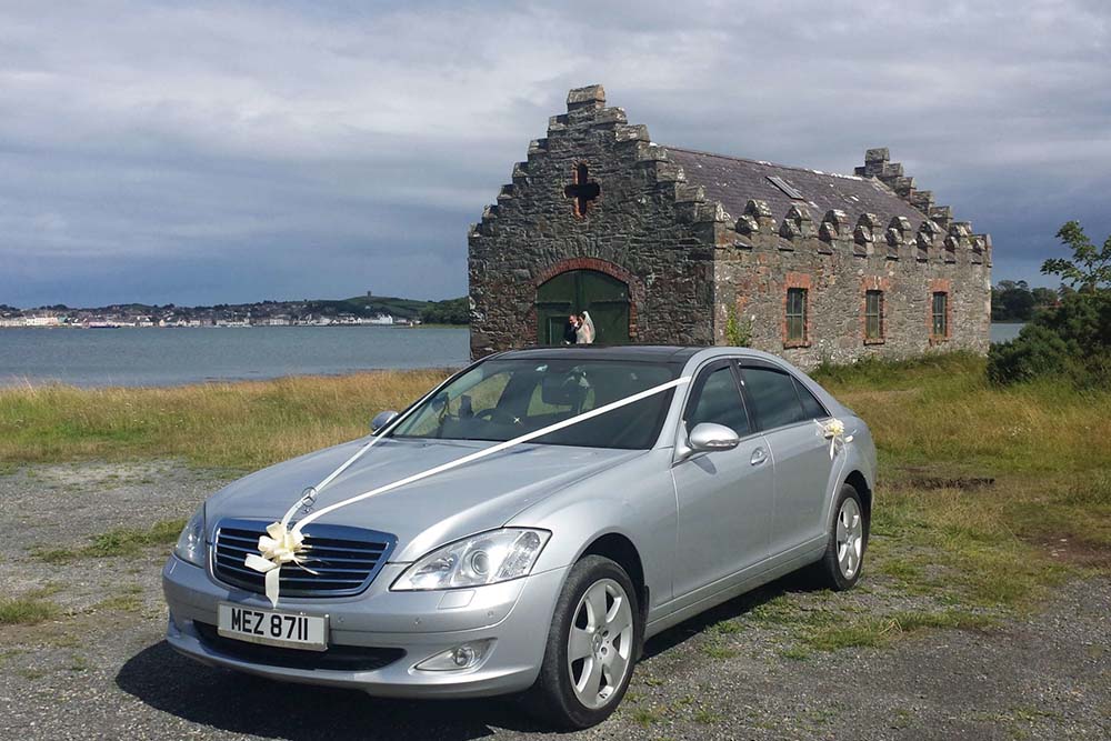 Mercedes wedding car with bride and groom